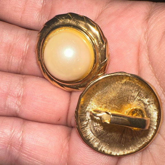 CHANEL VIBES! Sarah cov vtg pearl clip on earrings - Picture 5 of 8